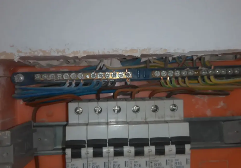 Jak sprawdzić uziemienie w domu i uniknąć niebezpieczeństw elektrycznych