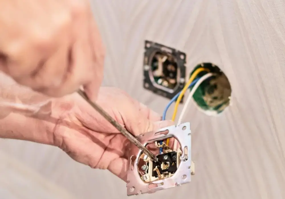 Ile kosztuje odbiór domu przez elektryka? Sprawdź, co wpływa na cenę