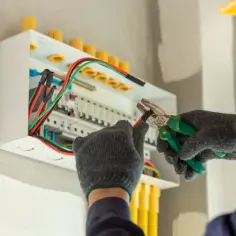 Ile zarabia elektryk w Norwegii? Poznaj prawdziwe zarobki i wymagania