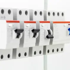 Bezpiecznik 25A ile kW? Poznaj moc przy 220V i 380V