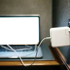Ile prądu zużywa laptop na godzinę? Zaskakujące fakty o energii