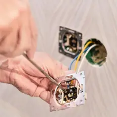Ile kosztuje odbiór domu przez elektryka? Sprawdź, co wpływa na cenę