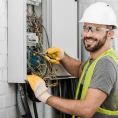 Ile bierze elektryk za dom? Sprawdź ceny i uniknij nieprzyjemnych kosztów