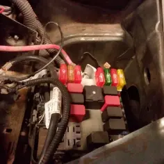 Gdzie są bezpieczniki w Fiat Doblo? Odkryj ich lokalizację i funkcje