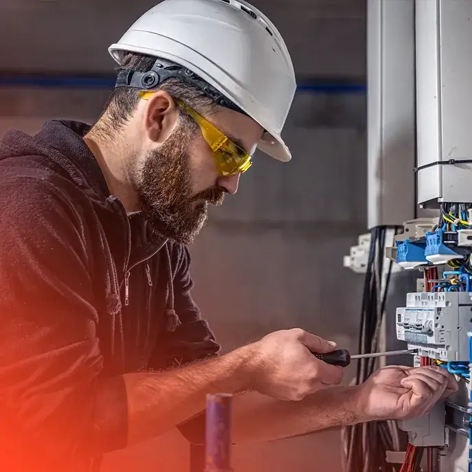 Zdjęcie Ile zarabia pomocnik elektryka na godzinę? Sprawdź stawki i czynniki