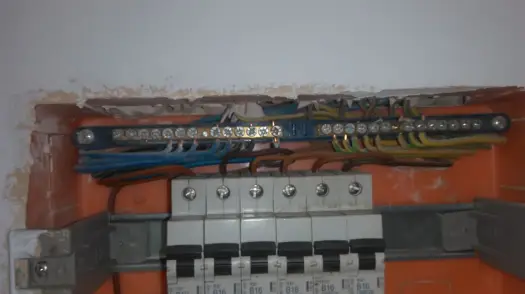 Jak sprawdzić uziemienie w domu i uniknąć niebezpieczeństw elektrycznych