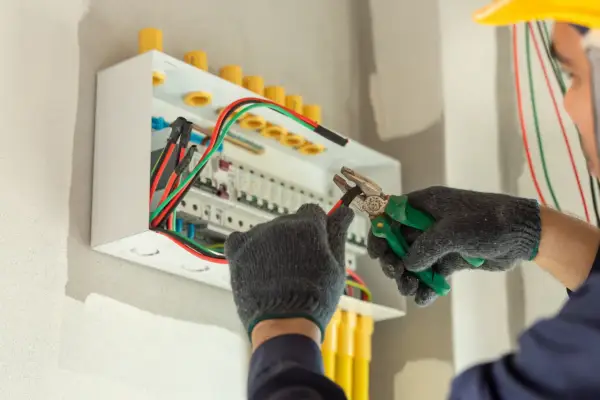 Ile zarabia elektryk w Norwegii? Poznaj prawdziwe zarobki i wymagania