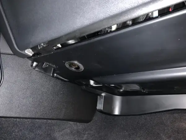 Gdzie są bezpieczniki w BMW X3 F25? Odkryj ich lokalizację i funkcje