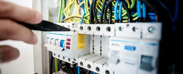 Ile trwa kurs na elektryka? Zaskakujące fakty o czasie trwania kursów